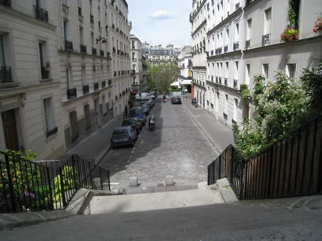 Quiet Hill Of Montmartre * Parigi